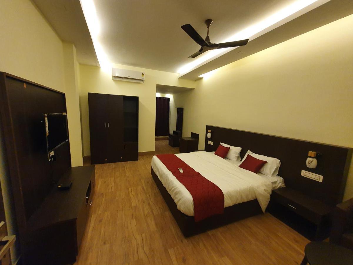 Hôtel Sri Lakshmi Palace A/C à Suluru Extérieur photo