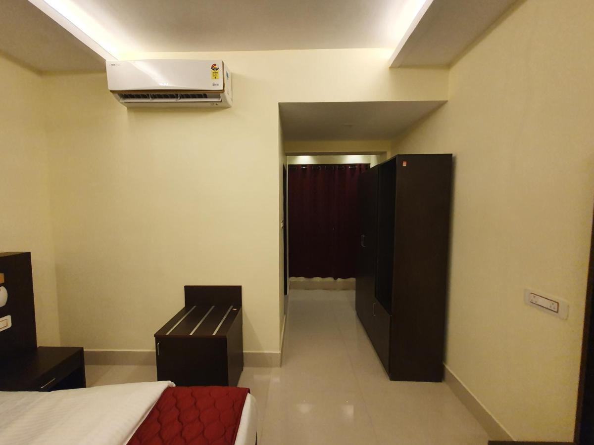 Hôtel Sri Lakshmi Palace A/C à Suluru Extérieur photo